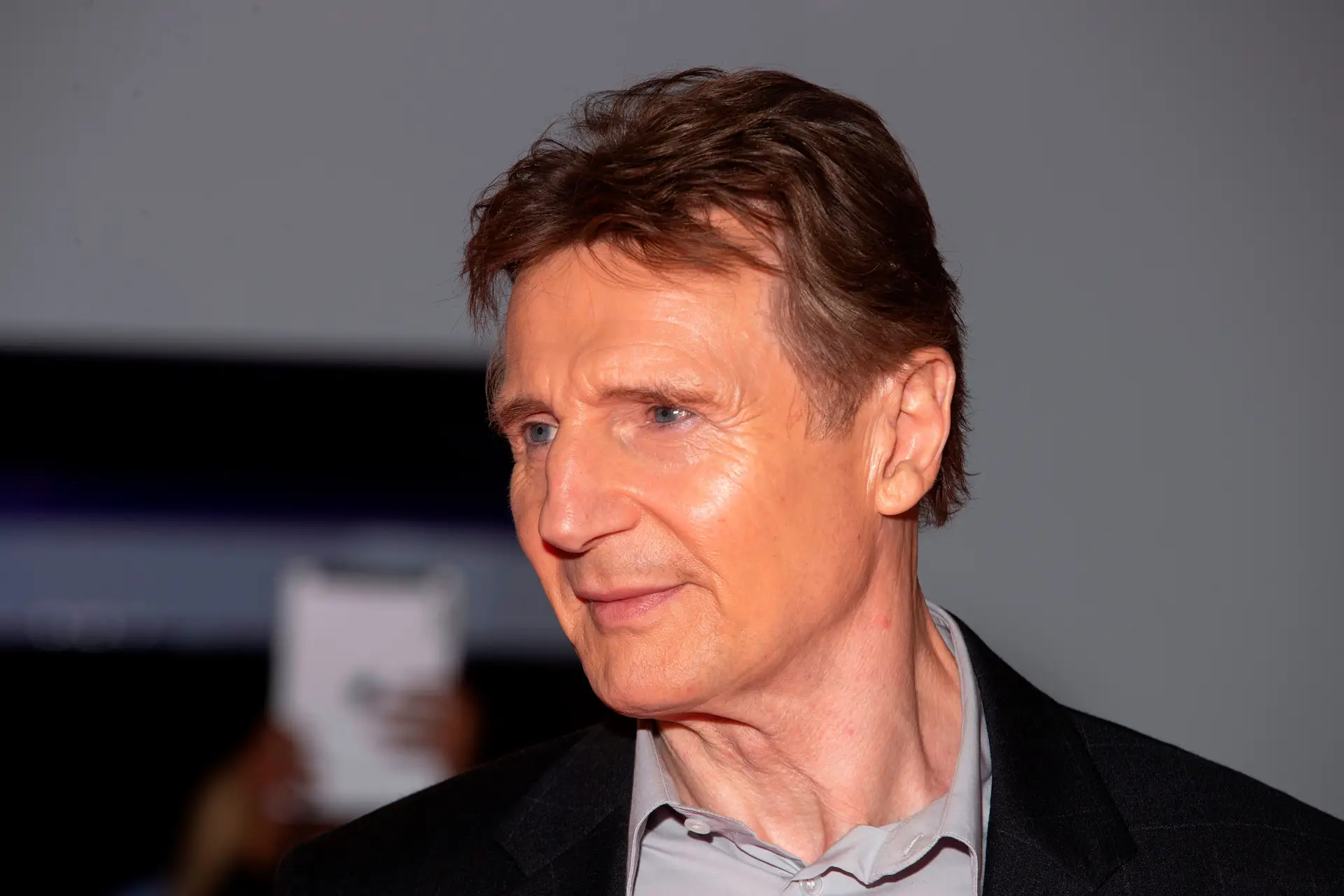 Liam Neeson diz que não é racista após afirmar que quis matar “um sacana negro” após violação de uma amiga