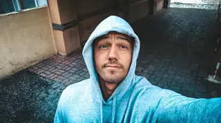 Pedro Teixeira mostra foto com sete anos e “risco ao meio”