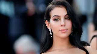 Irritada com 'paparazzi', Georgina Rodríguez faz gesto obsceno