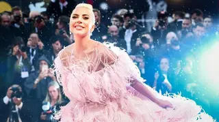 Lady Gaga revela tatuagem gigante nas costas que fez no Dia dos Namorados