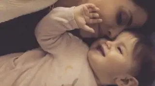 Carolina Patrocínio mostra momento de ternura com a filha mais nova