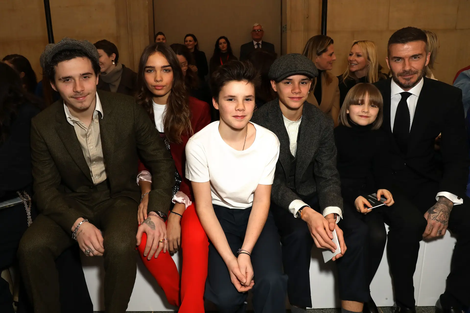 Filhos de David Beckham surpreendem Victoria em desfile de moda