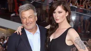 Ireland Baldwin mostra pernas negras após “experiência humilhante”