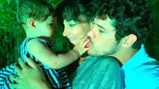 Com o fim do seu casamento envolvido em polémica, Débora Nascimento refugia-se na filha