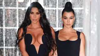 Kim e Kourtney Kardashian deixam indiretas a Jordyn Woods após traição à irmã