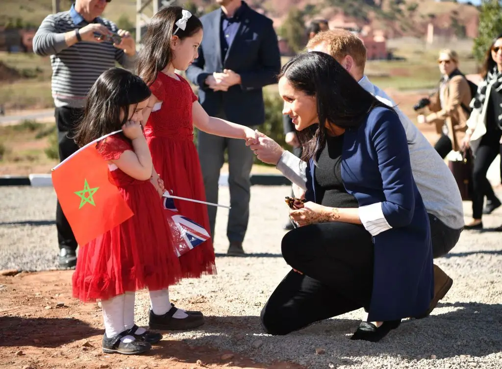 Harry e Meghan 'derretem-se' com crianças em Marrocos