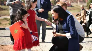 Harry e Meghan 'derretem-se' com crianças em Marrocos