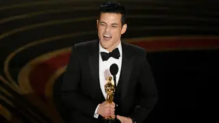 Rami Malek ganha Óscar e cai do palco
