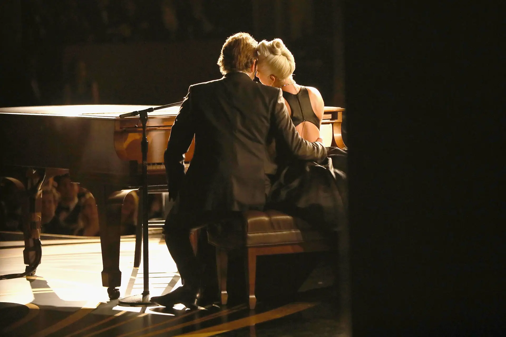 Lady Gaga e Bradley Cooper atuam na cerimónia dos Óscares em clima romântico