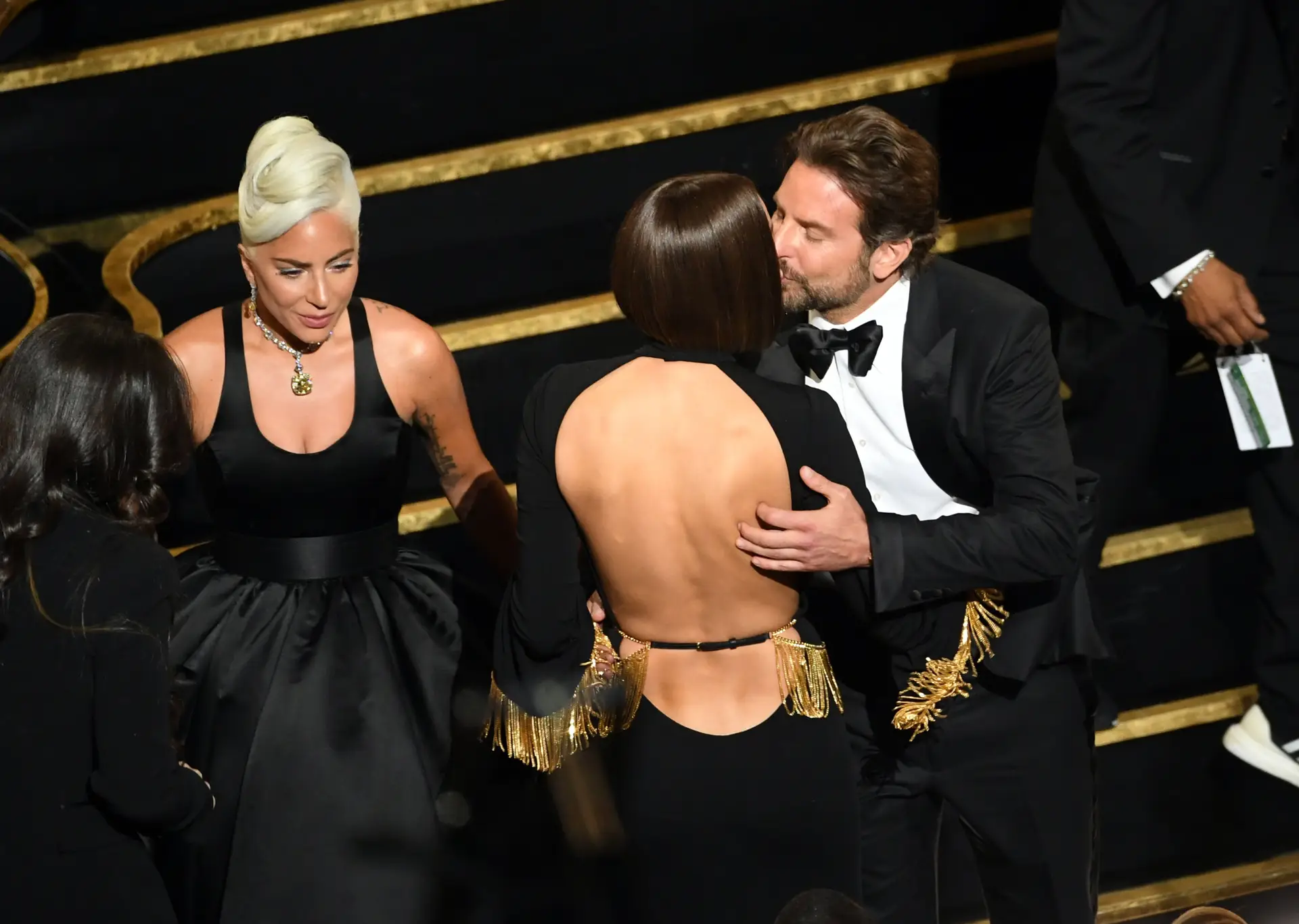 Cúmplices, Lady Gaga e Irina Shayk abraçam-se na cerimónia dos Óscares