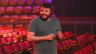 César Mourão revela forma eficaz de adormecer o filho: "parece uma paulada na cabeça"