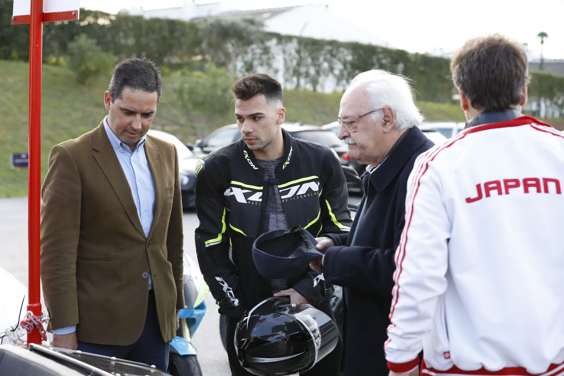 No dia em que celebra 92 anos, Ruy de Carvalho aventura-se numa volta de 'sidecar' com Miguel Oliveira