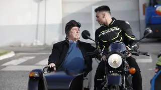 No dia em que celebra 92 anos, Ruy de Carvalho aventura-se numa volta de 'sidecar' com Miguel Oliveira