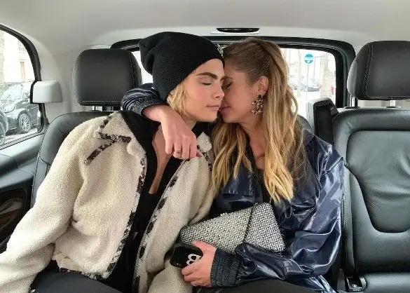 Cara Delevigne e Ashley Benson oficializam relação com fotografia ternurenta