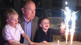 Príncipes Jacques e Gabriella do Mónaco cantam os parabéns ao pai