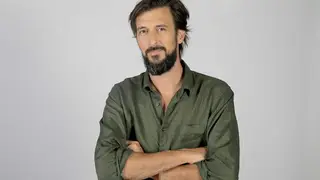 Bruno Nogueira assinala Dia do Pai com foto inédita e gesto obsceno