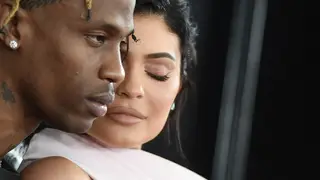 Depois de rumores de traição, Travis Scott presta homenagem a Kylie Jenner