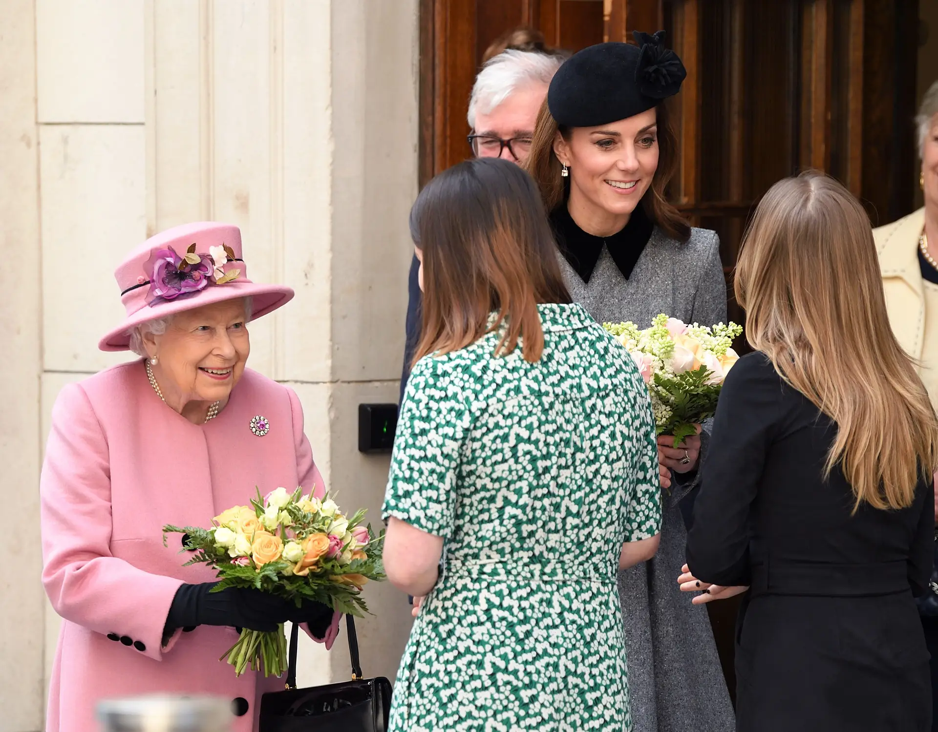 As imagens do primeiro ato oficial de Kate Middleton sozinha com Isabel II