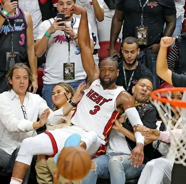 Chrissy Teigen e John Legend são abalroados por jogador de basquete e a imagem torna-se viral