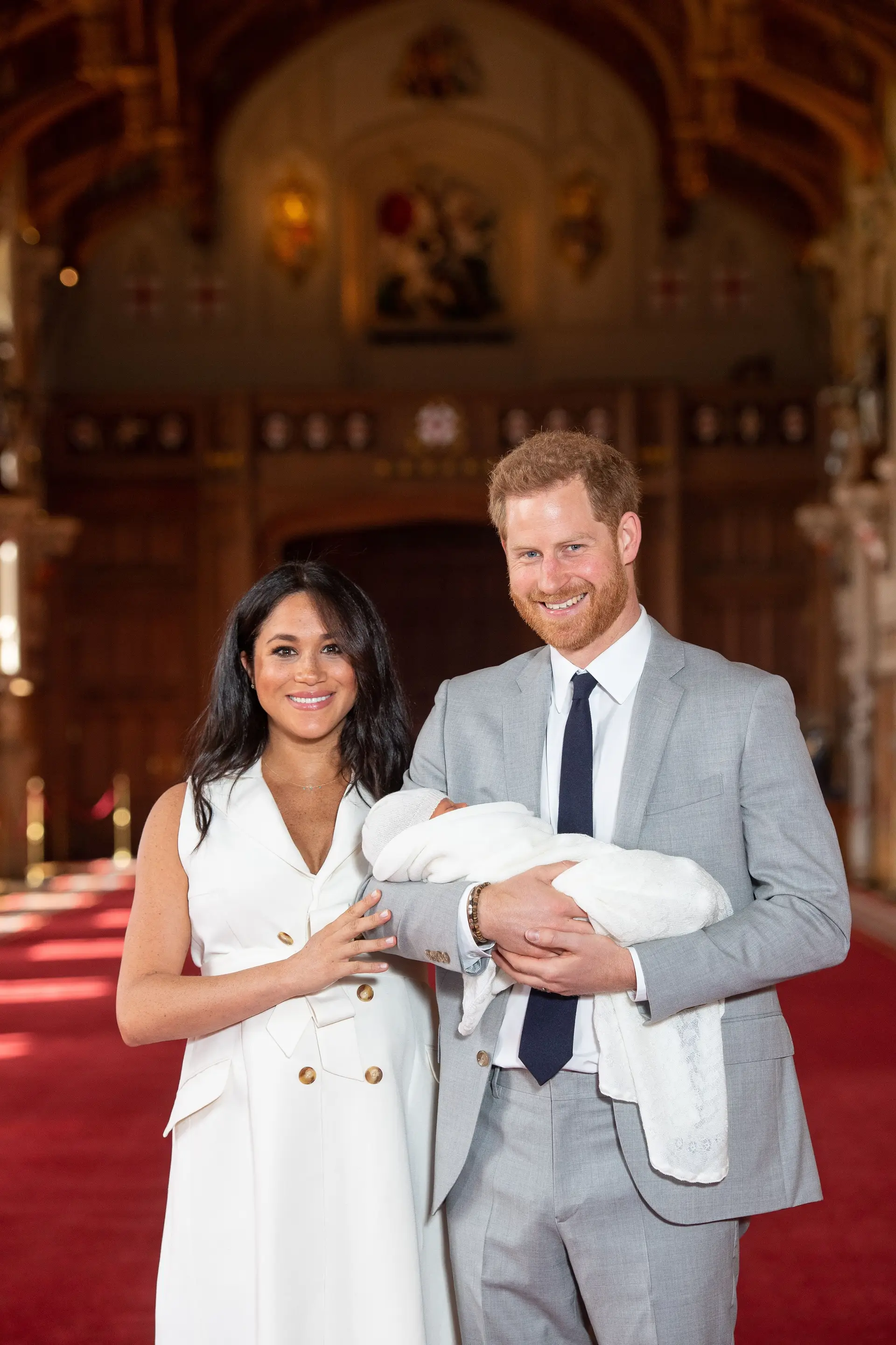 Príncipe Harry e Meghan Markle apresentam o filho