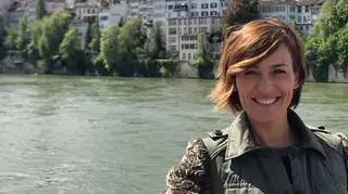 Fátima Lopes viaja sozinha, mas fãs questionam: “Quem tira as fotos?”