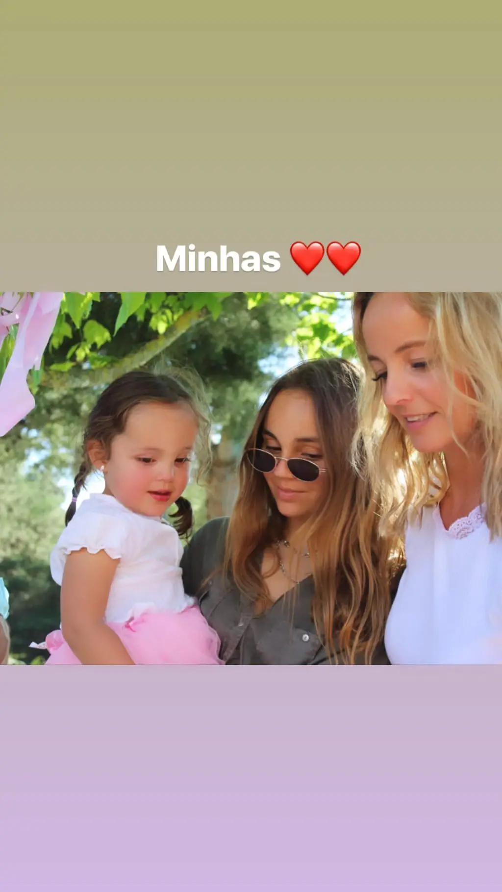 Bárbara Norton de Matos e as filhas Flor e Luz