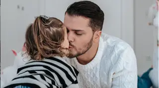 Vídeo: Mickael Carreira troca de papel com a filha e recusa-se a comer