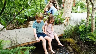 Príncipe William e Kate Middleton mostram os filhos descalços e a andar de baloiço