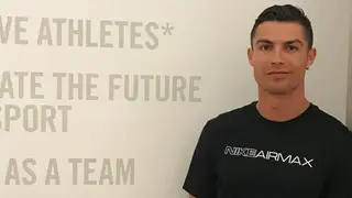 Cristiano Ronaldo celebra conquista ao lado da mãe e de Georgina Rodríguez