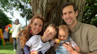 Filho mais velho de Marta Andrino mostra talento ao tocar piano ao lado do avô