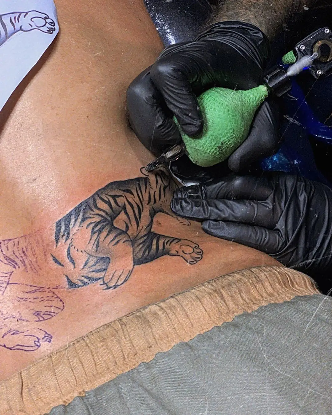 Bruno Gagliasso mostra nova tatuagem