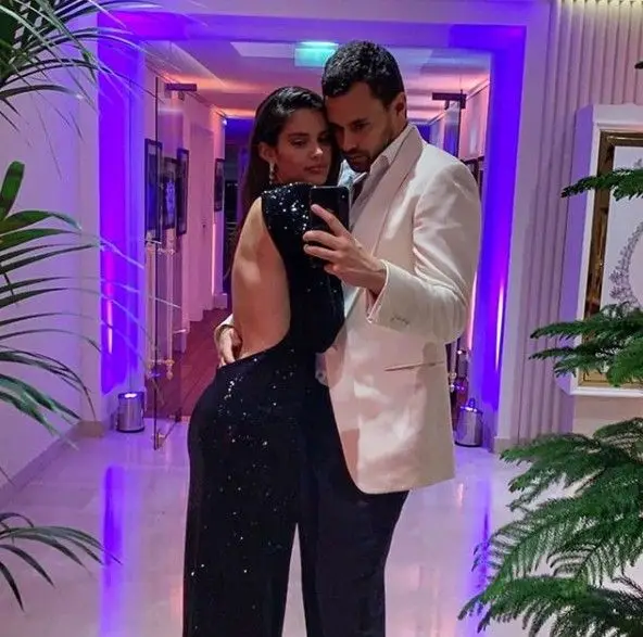 Sara Sampaio partilha fotografia atrevida com Oliver Ripley e os fãs não perdoam: "Mão marota!"