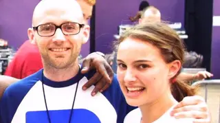 Natalie Portman nega envolvimento com Moby quando era adolescente: "Ele era muito mais velho e arrepiava-me"