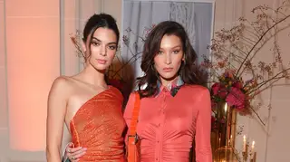 Kendall Jenner e Bella Hadid divertem-se no Mónaco e fazem gesto obsceno para as câmeras