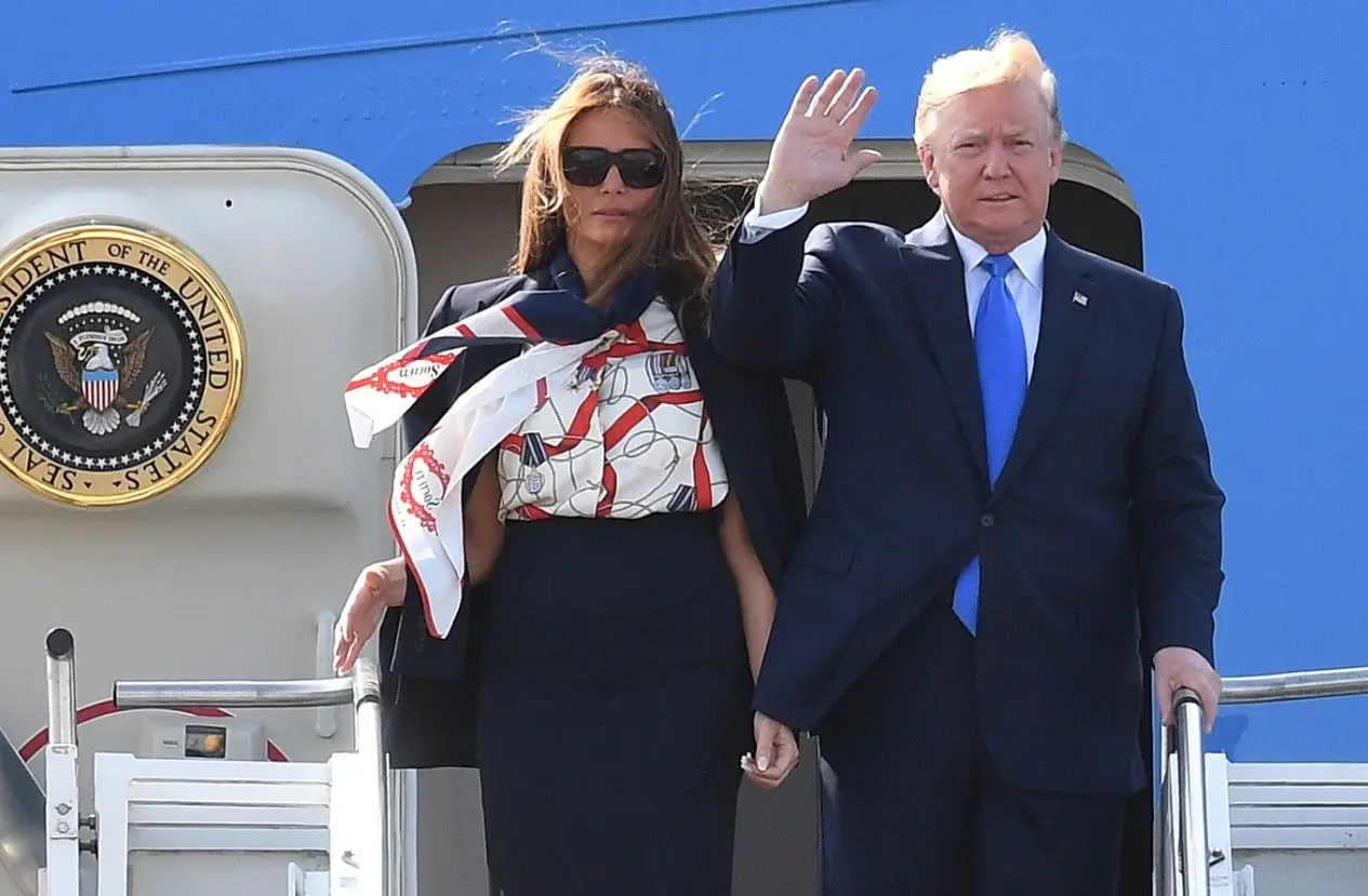 Dias depois de Donald Trump criticar Meghan Markle, presidente dos Estados Unidos e Melania aterram em Londres