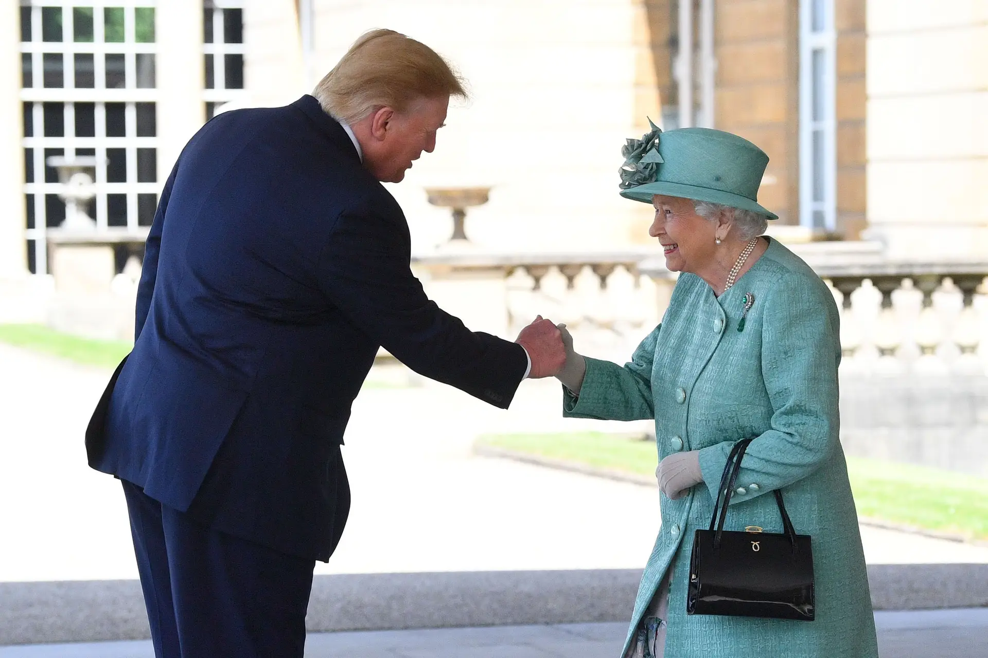 Depois de polémica, Isabel II recebe Donald Trump com o dobro das salvas de canhão