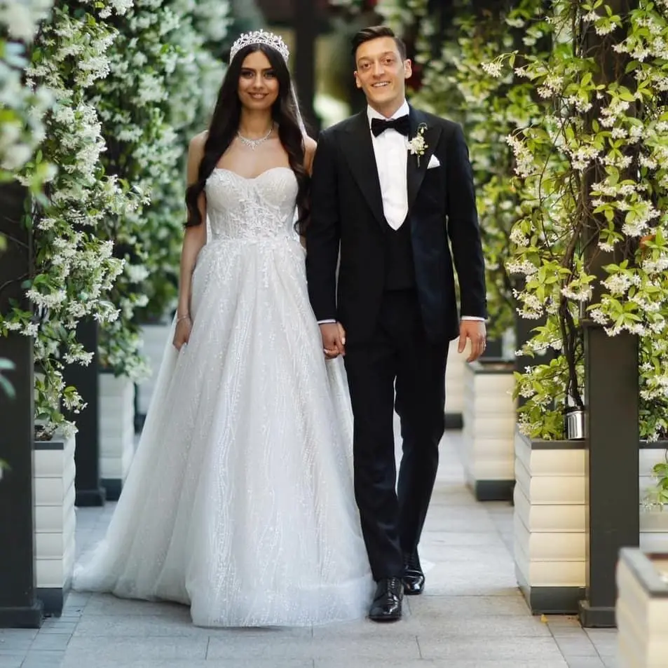 Casamento do futebolista alemão Mesut Özil envolvido em polémica