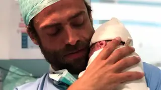 Filho mais velho de Diogo Amaral dá as boas-vindas ao irmão bebé