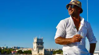 Rui Unas veste fato de banho de mulher e imita Carolina Loureiro