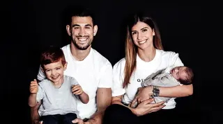 Mulher de Pizzi mostra fotografias das férias em família