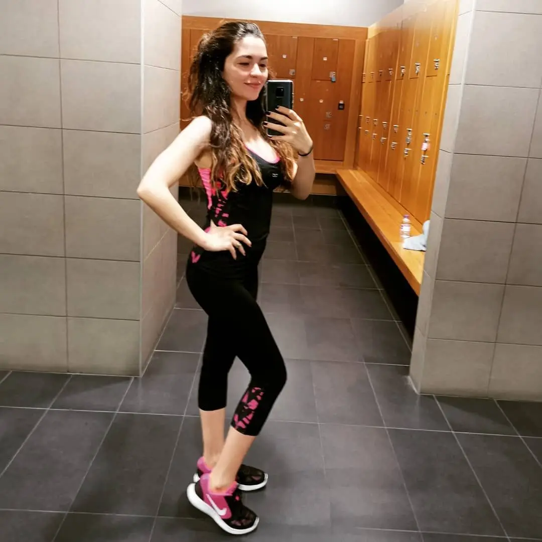 Dois meses após ter sido mãe, Sara Barradas exibe impressionante forma física