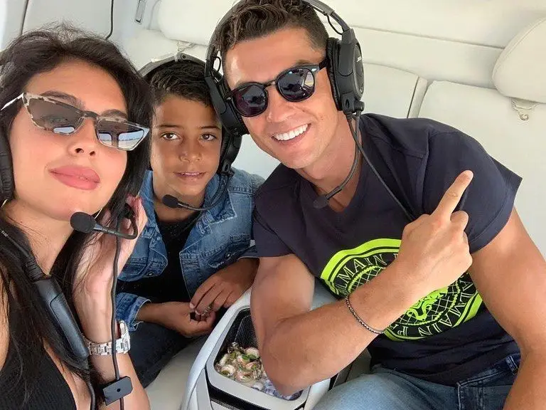Georgina Rodríguez e Cristiano Ronaldo com o filho mais velho do craque, Cristiano