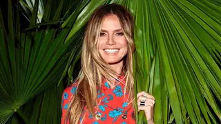 Heidi Klum escova os dentes em 'topless'