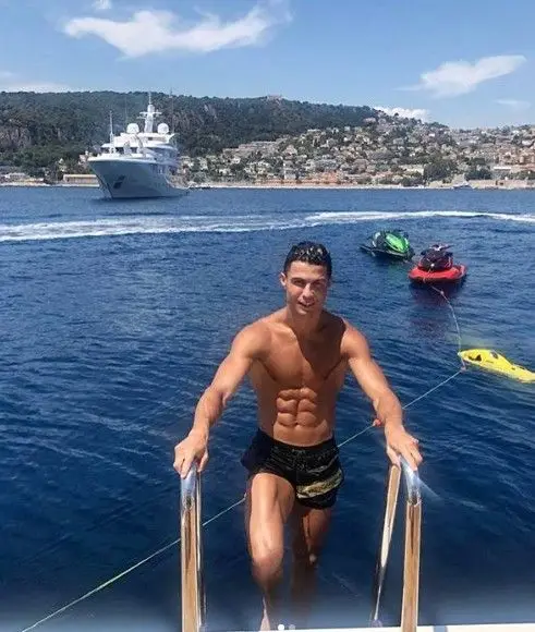 Cristiano Ronaldo volta a dar gorjeta milionária
