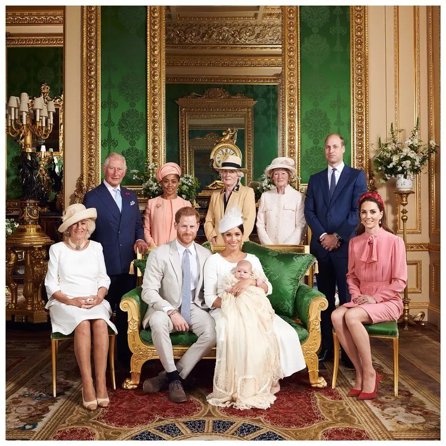 Eis as primeiras fotografias do batizado do filho de Meghan e Harry