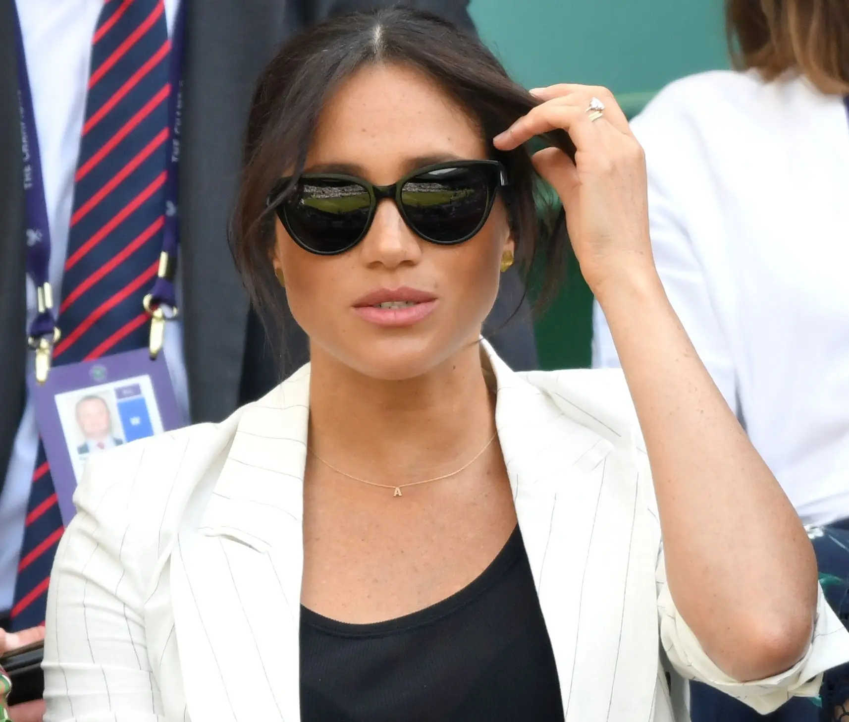 Meghan Markle usa colar com a inicial do nome do filho