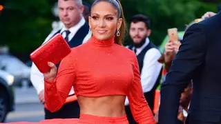Jennifer Lopez celebra 50º aniversário com vestido revelador de 11 mil euros