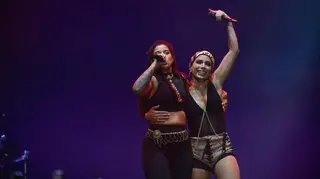 Juntas no palco do MEO Sudoeste, Anitta e Blaya levam milhares de festivaleiros ao rubro