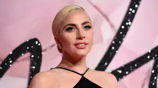 Lady Gaga apresenta novo namorado com fotografia ousada