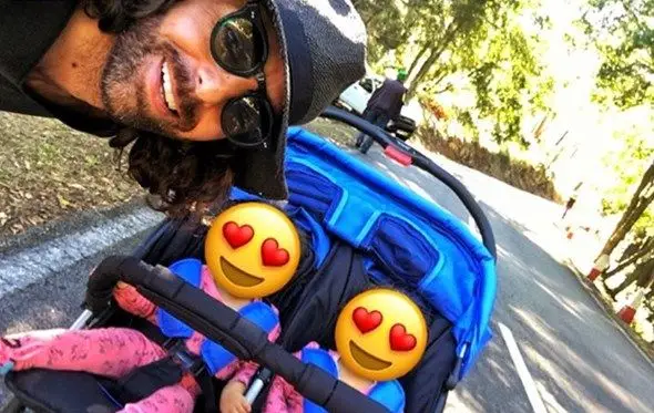 Daniel Souza e as filhas Amoor e Valentine.